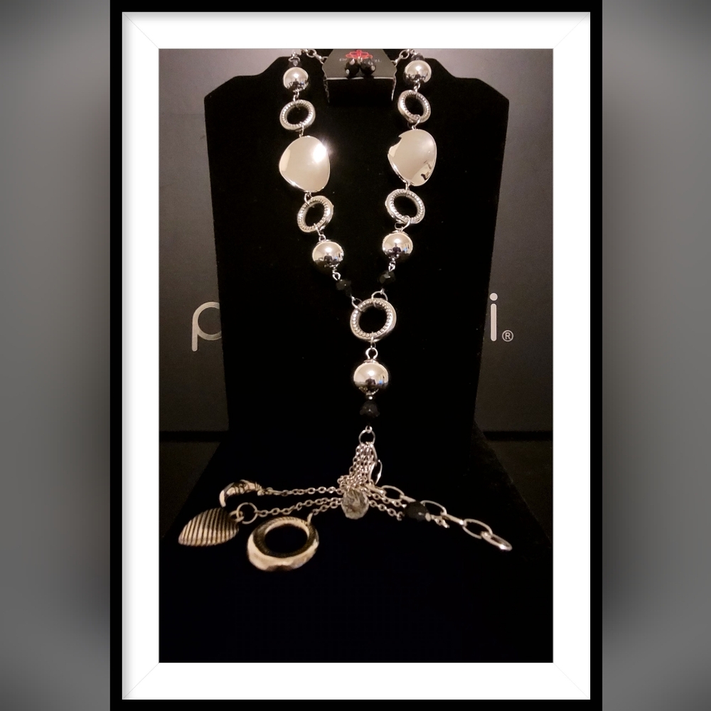 Paparazzi Jewelry Total Eclipse Of The Heart Necklace and Earring Set.